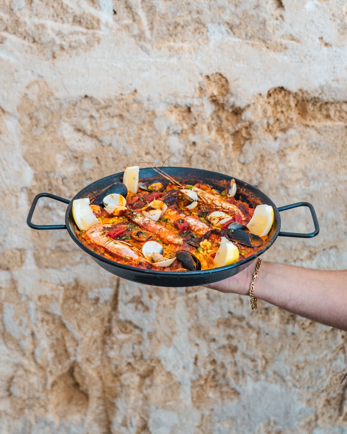 Paella maison aux fruits de mer du Calypso, restaurant méditerranéen à Cala Major