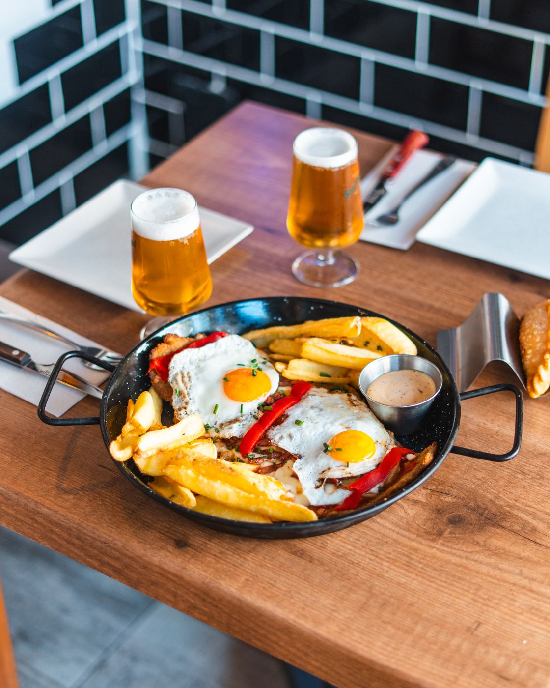 Huevos Miguel et bières, l'une des tapas du Calypso à Cala Major