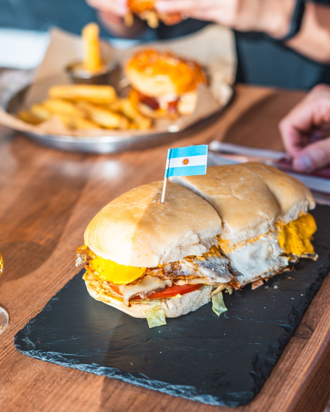 Lomito cordobés avec drapeau argentin au Calypso, Cala Major